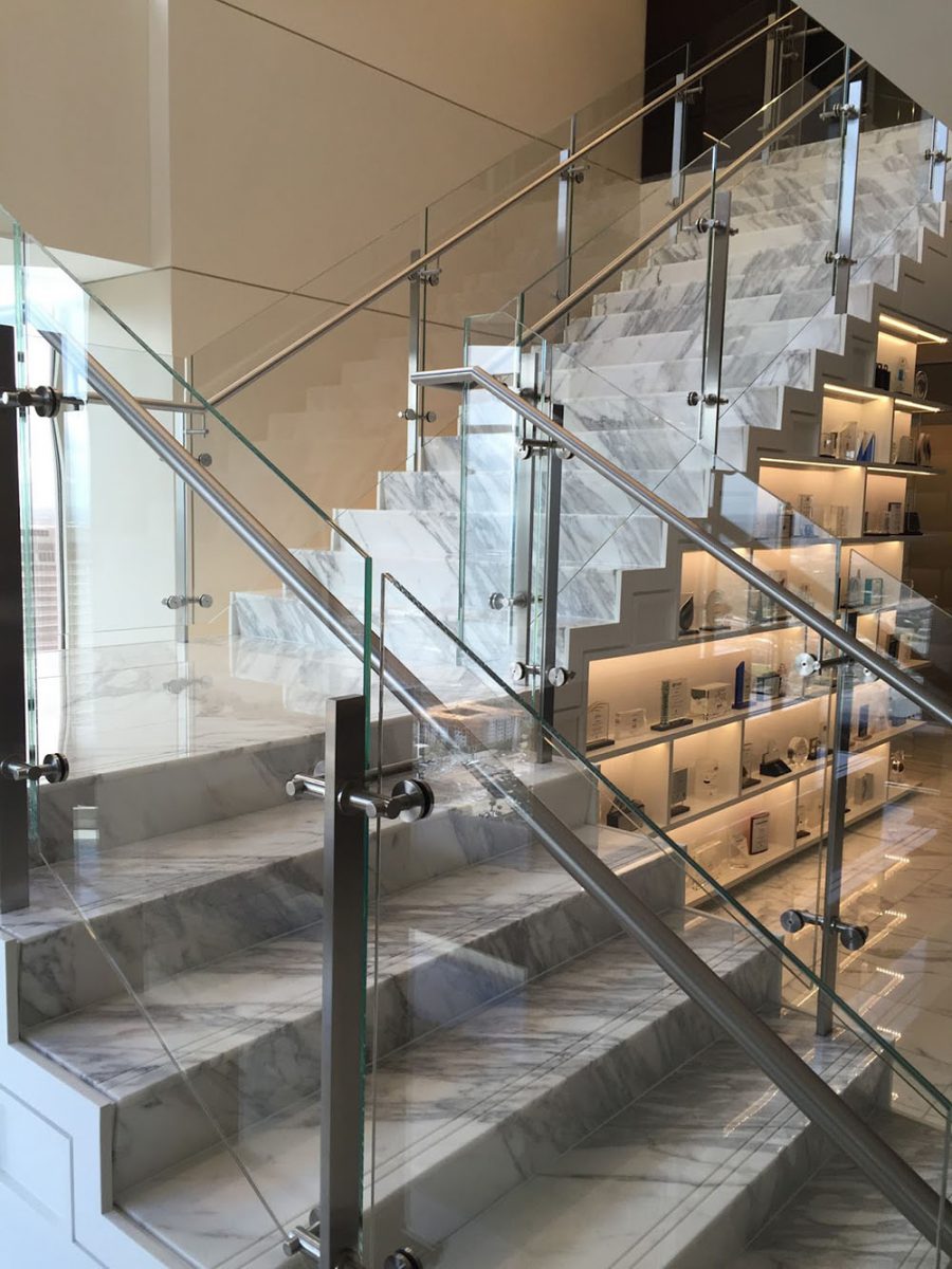 Мраморные лестницы со стеклянным ограждением